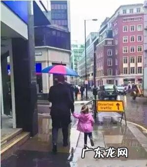 父亲湿透为儿撑伞