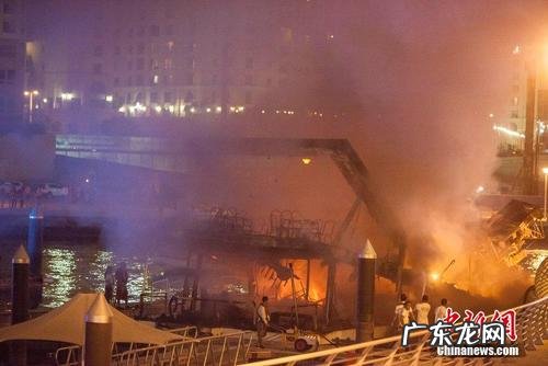 游客船上吃火锅遇爆炸跳河逃生