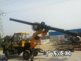 挖掘机爬上高楼