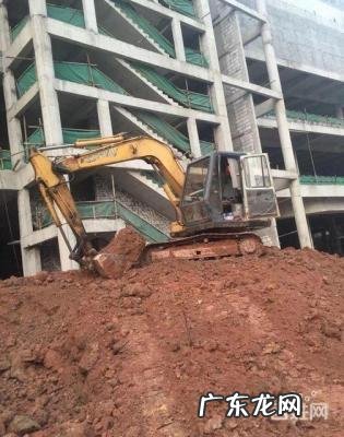 挖掘机爬上高楼