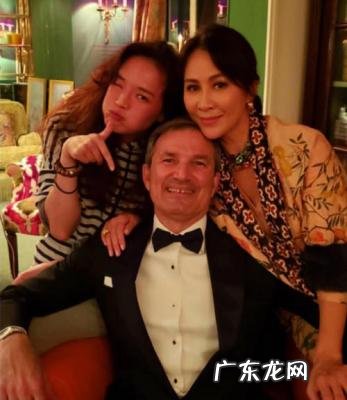 刘嘉玲开时装店