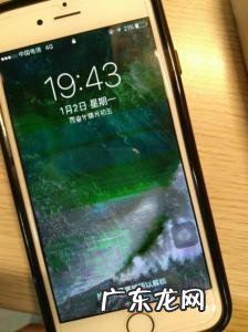 手机屏幕出现彩色条纹