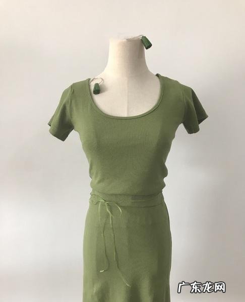 军绿色显白还是显黑